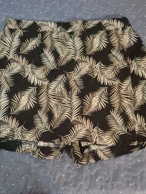 Ellen Tracy Black Palm-Print Women’s Skort size small